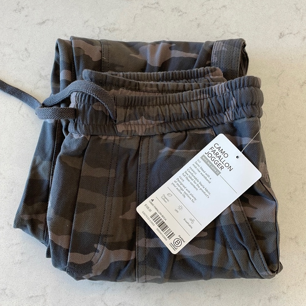 Athleta womens camo Farallon jogger, NWT, size 4